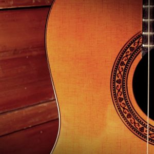 Detalle de la caja de una guitarra clásica, curso en línea