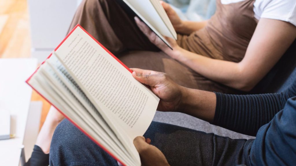 Personas leyendo libros, quiénes somos en la escuela en línea